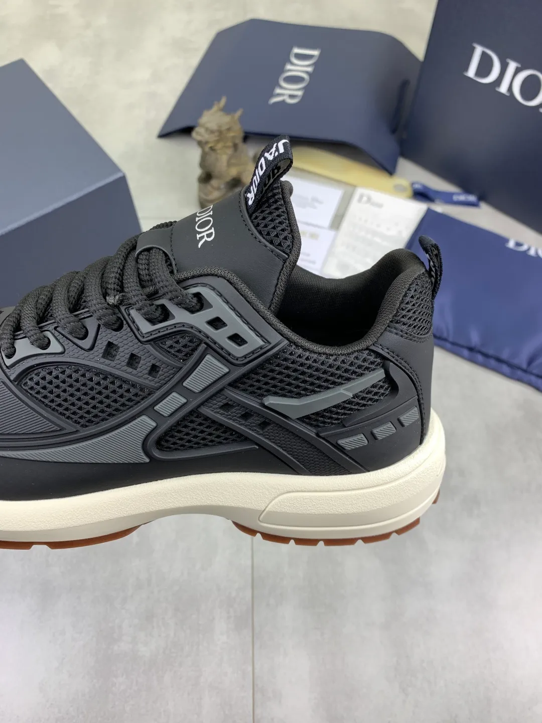 Men's Men's Shoes P600💰💎💎💎Top quality DIOR men's low-top sneakers series Newly launched this season, this low-top sneaker is one of the flagship styles of the series. Crafted from cowhide leather uppers combined with mesh and white technical fabric, it's finished with reflective graphic logos. Featuring logos on the heel and tongue, the extra-light sculpted rubber sole with signature embellishments enhances style, and internal stretch details create an ideal comfort fit that pairs well with a variety of casual looks. Shows fashionable and modern sports style Size:39-45 (38 46 customized)